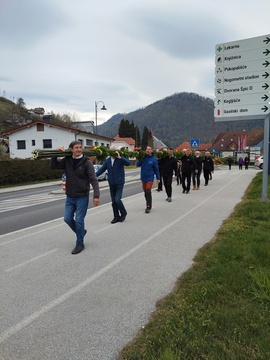 Člani TD Dravograd nesejo izdelan snop